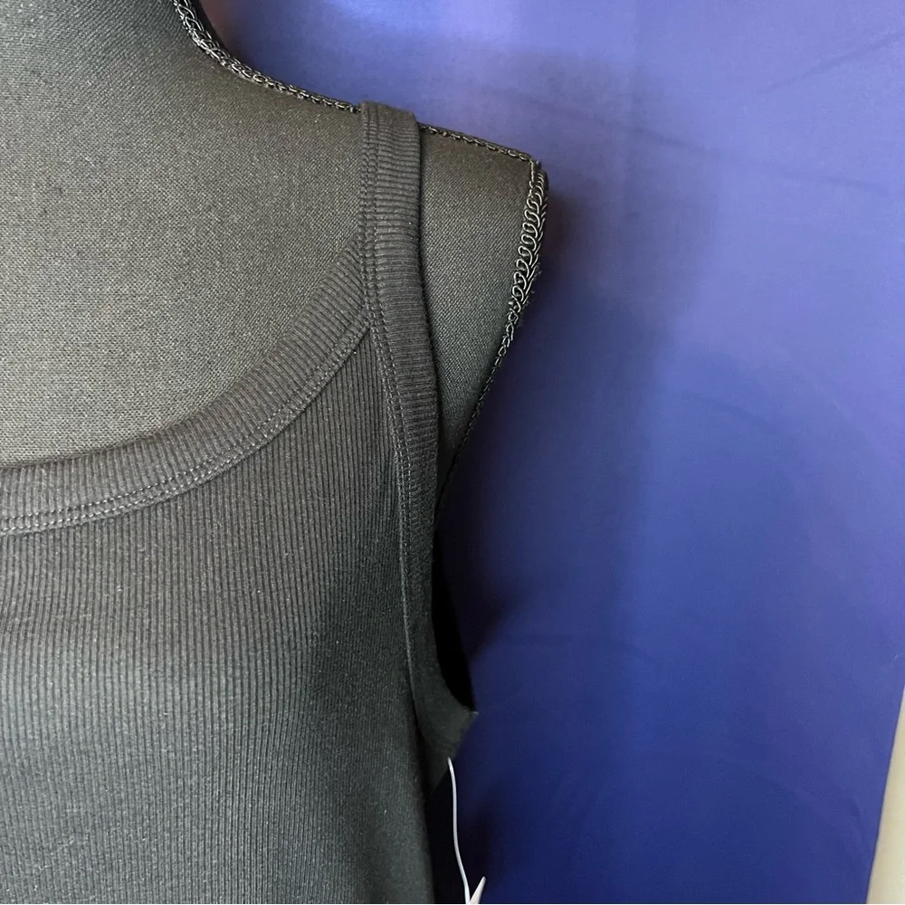 Old Navy Black Sleeveless Tank Top - Picture 2 of 8